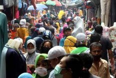 Jl. Jatibaru in Tanah Abang, Jakarta, is seen packed with sellers and shoppers on May 18, a week before the Idul Fitri holiday.