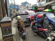 Local authorities scramble to curb COVID-19 in crowded Pademangan red zone