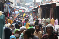 Restrictions be damned: Jakartans crowd Jl. Jatibaru in Tanah Abang, Central Jakarta, on Monday ahead of Idul Fitri. Vendors say financial pressures have left then with no choice but to keep selling their merchandise despite the city's large-scale social restrictions. (JP/Dhoni Setiawan)