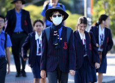 Australian students return to school, Qantas plans return to skies