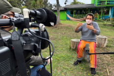 Colombian director films quarantine 'Bathroom' comedy with mobile phones