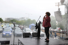 Sydney fans enjoy live concert at COVID-safe drive-in