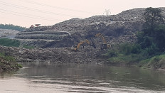 South Tangerang landfill wall collapses, spilling 100 tons of waste into Cisadane River