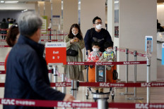 A family wearing masks to avoid the spread of the coronavirus disease (COVID-19) arrive at Gimpo international airport in Seoul, South Korea, on May 1, 2020. 
