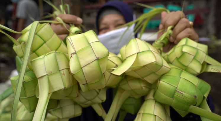 Palm leaf weavers pin hopes on &lsquo;ketupat&rsquo;