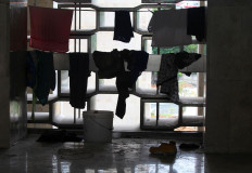 Construction workers have hung up their clothes near the mosque’s windows. JP/Sutrisno Jambul