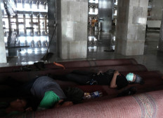 Construction workers take a nap on rolled carpets inside Istiqlal Mosque after completing their shift. The workers stay in the mosque throughout the Idul Fitri holiday due to the government’s restrictions on homebound travel. JP/Sutrisno Jambul 