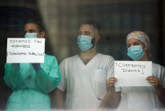 Healthcare staff win top Spain prize for 'spirit of sacrifice'