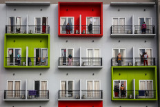 EU warns against shortening COVID quarantine as cases in Europe spike