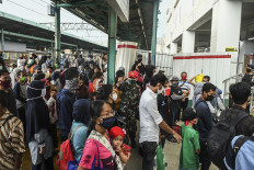 House pushes govt on train import debacle