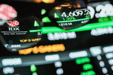 Weakening dollar seen to push investors to RI despite election uncertainty