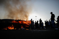 Minnesota calls in National Guard to quell unrest over black man's death in police custody