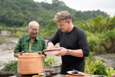Neither raw nor crispy: Gordon Ramsay gets it right cooking 'rendang' 