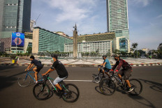 People ride bicycles around Bundaran HI traffic circle in Central Jakarta on Sunday, May 31. Many residents are still exercising in the area even though the weekly Car Free Day (CFD) has been suspended amid the COVID-19 pandemic.