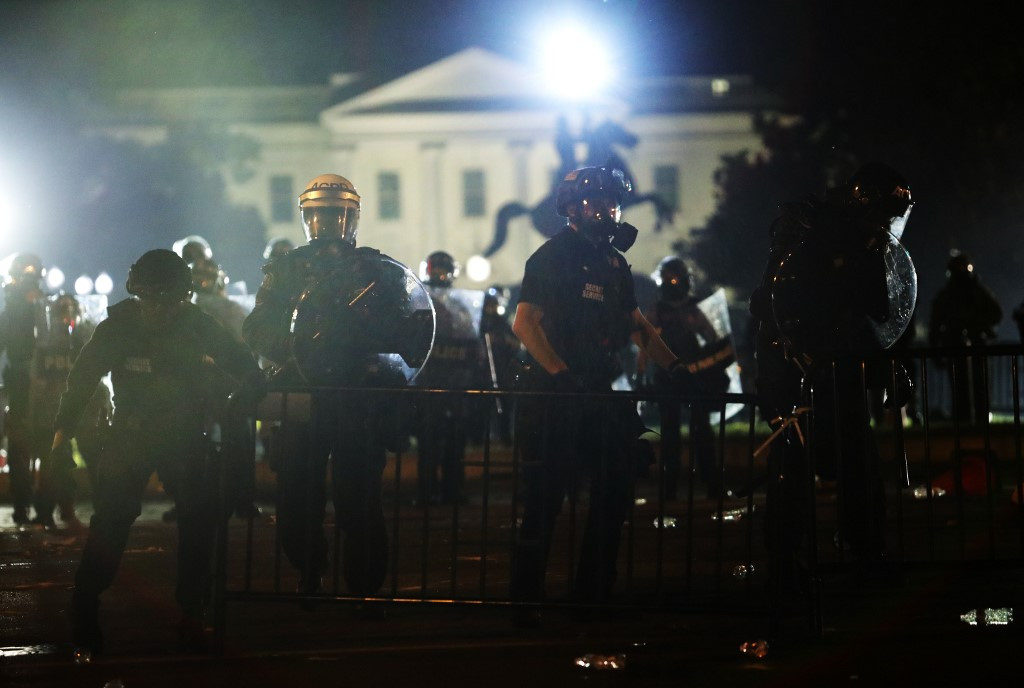  Clashes outside White House as US cities under curfew 