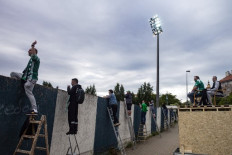 Czechs open borders, allow events with up to 500 people