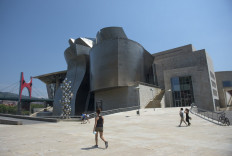 People walk past the Guggenheim Bilbao Museum after its reopening in the Spanish Basque city of Bilbao on June 1, 2020 as the country loosens a national lockdown to prevent the spread of the novel coronavirus. 