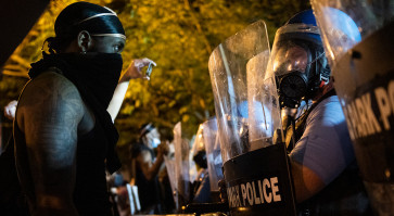  Trump threatens to use military to end rioting