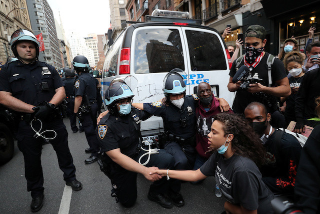 Police Stun Americans By Taking A Knee With Protesters World The Jakarta Post