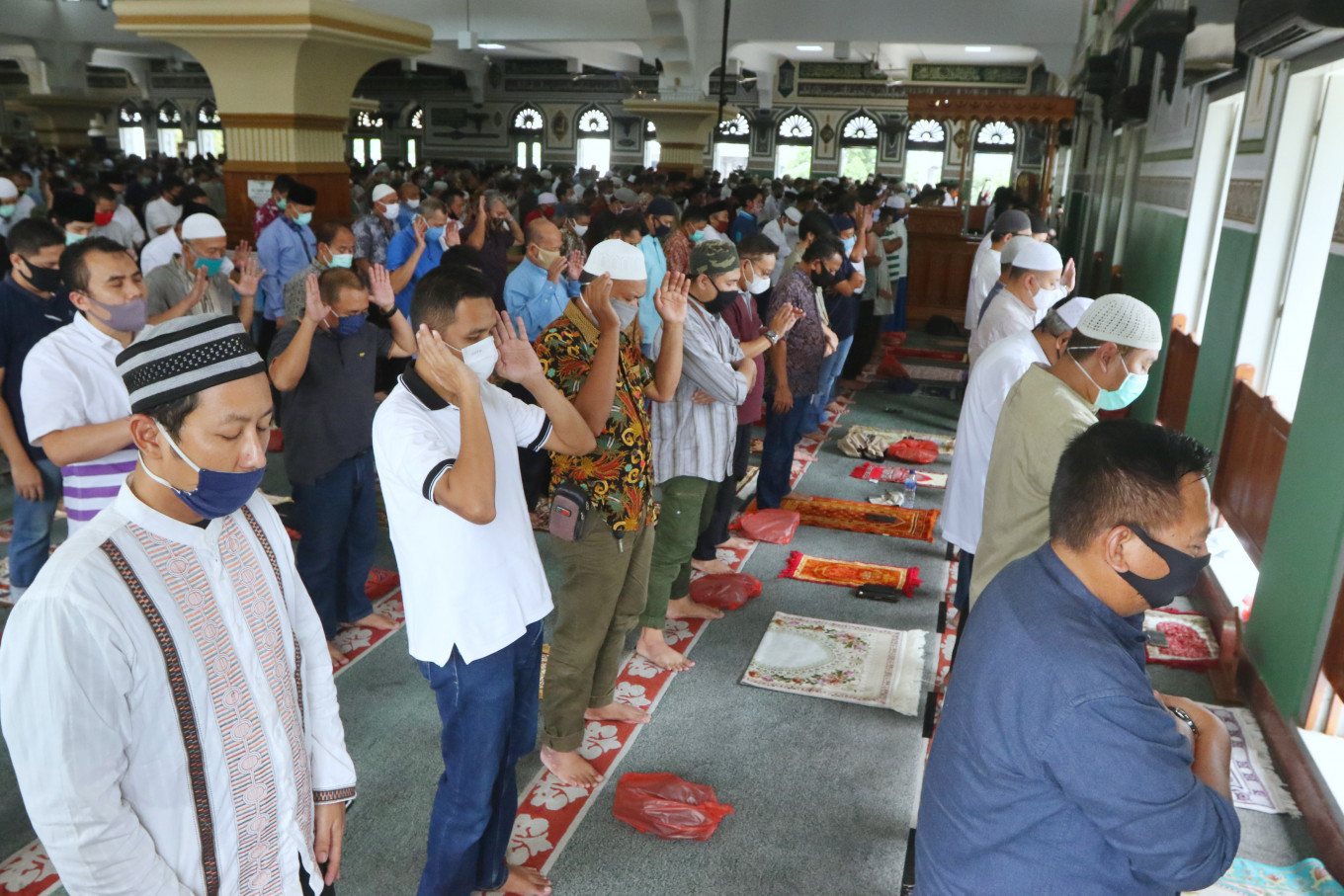 Muslims in Jakarta rejoice as mosques open for Friday prayers - City - The  Jakarta Post