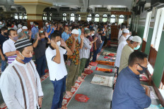 Muslims in Jakarta rejoice as mosques open for Friday prayers