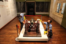 Concern grows over project to rewrite history