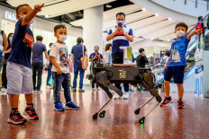 Robot dog hounds Thai shoppers to keep hands virus-free