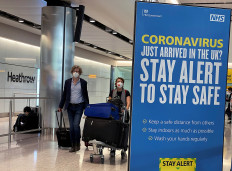 Passengers arrive at Heathrow Airport, as Britain launches its 14-day quarantine for international arrivals, following the outbreak of the coronavirus disease (COVID-19), London, Britain, on June 8, 2020. 