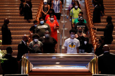 Thousands pay tribute to George Floyd as pressure mounts for US police reform