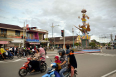 Motorists violate physical distancing policy by riding with passengers in Pariaman, West Sumatra. JP/Arif Rahman AS
