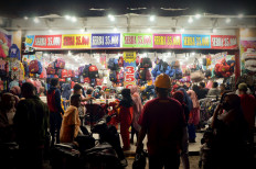 Residents ignore physical distancing rules to buy new clothes for Idul Fitri. JP/Arif Rahman AS