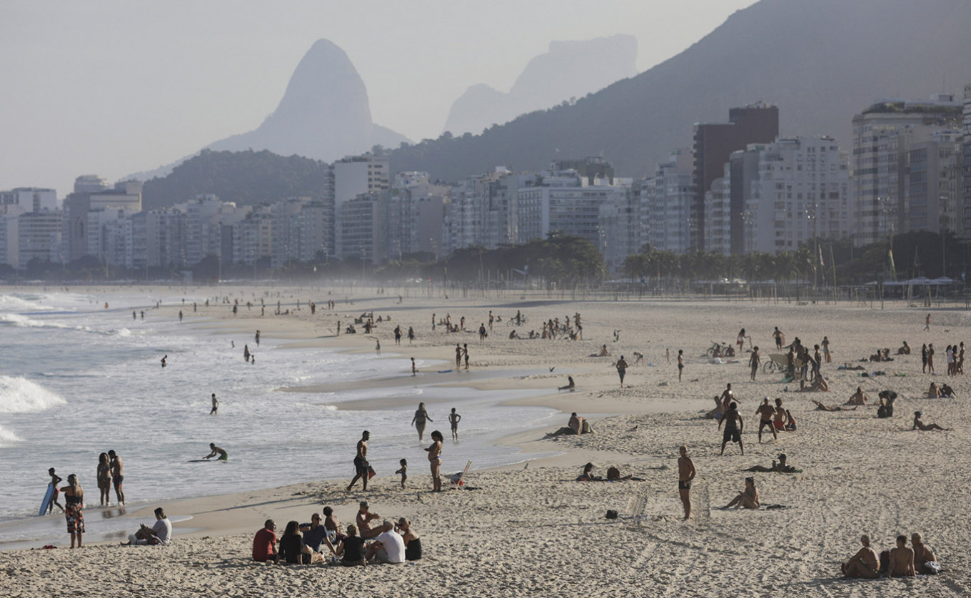 Rio De Janeiro Beaches Open For Exercise Not Sunbathing Experts Still Worried World The Jakarta Post