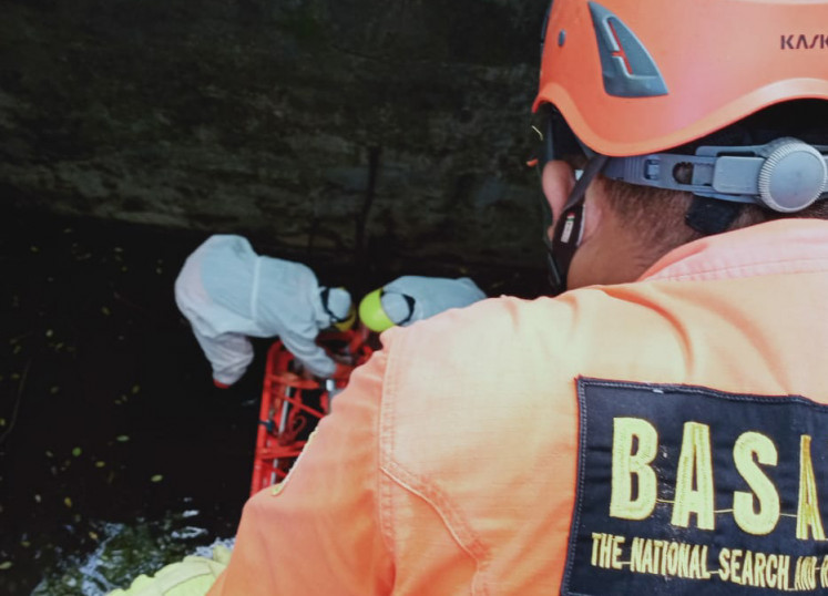 Personnel of Bali Search and Rescue Agency (Basarnas) during a search operation to find a British national who was reported missing around the cliff of Selonding Temple in Pecatu Village, South Kuta district of Bali in this undated file photo.A British man who spent six days trapped in a well after being chased by a dog has been rescued on the Indonesian resort island of Bali, authorities said Sunday. 