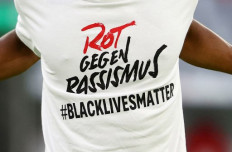 Frankfurt wear 'Black Lives Matter' logo on shirts in German Cup semi