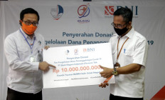 Head of the BNI&rsquo;s workers union and deputy chief of the COVID-19 mitigation fund management team Irfan Ferdiansyah (left) symbolically hands over a donation from BNI Hi-Movers to acting head of the BUMN Hadir Untuk Negeri Foundation Harjawan Balanigrath (right) in Jakarta on Monday. The donation will be used for the provision of medical equipment for communities in need in different parts of Indonesia.