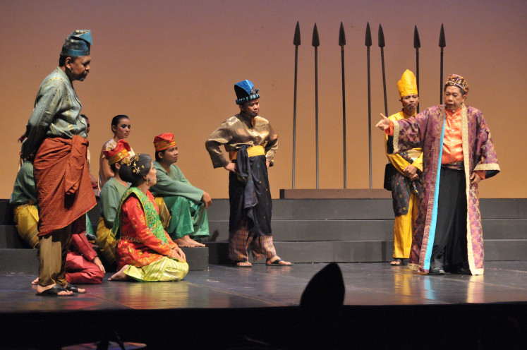 All-star cast: Mak Jogi was filled with a large number of guest stars, from dancer Didik Nini Thowok (second left) to political commentator Effendi Ghazali (far right).