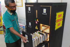 Banyumas Library uses UV light to sterilize books