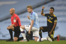 De Bruyne open to signing new Manchester City deal