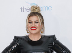 Unexpected win at the Emmys a boost for newly divorced Kelly Clarkson