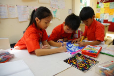 Students of Sinarmas World Academy in an art class.