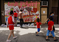 Artists paint New York shops boarded up after looting to raise hope