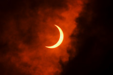 'Ring of fire' solar eclipse thrills skywatchers in Africa, Asia