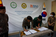 Supporting RI migrant workers: PT Bank Negera Indonesia (BNI) Seoul branch general manager Anisfu (second left) and Nahdlatul Ulama South Korea chapter staff member chairman K. Ali Nurahim (second right) sign a memorandum of understanding pertaining to the opening of BNI savings bank accounts by Indonesian migrant workers in South Korea on June 21 in BNI&rsquo;s South Korean branch office in Seoul. The program seeks to encourage Indonesian migrant workers in South Korea to start investing their money while working overseas so they can gain financial security once they return to Indonesia.