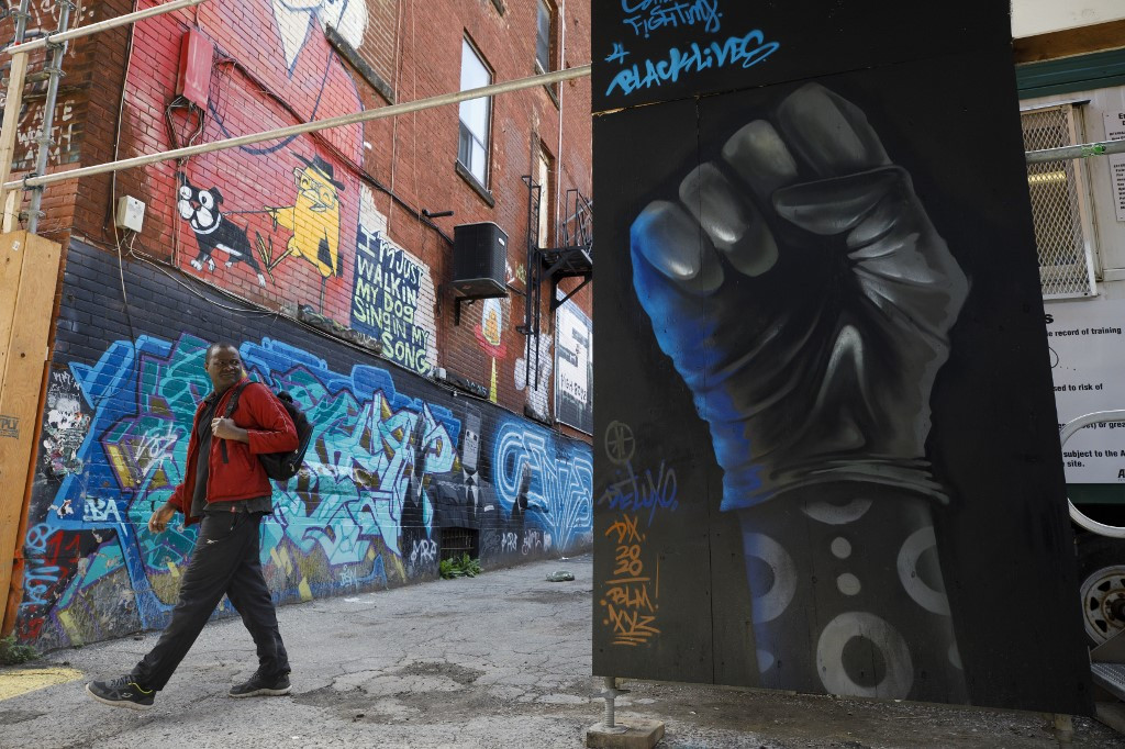 Toronto S Graffiti Alley Repainted To Honor Floyd Fight Racism Art Culture The Jakarta Post