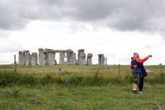 Giant circle of shafts discovered close to Stonehenge