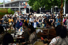 Paris throws off mask to party like the virus never was