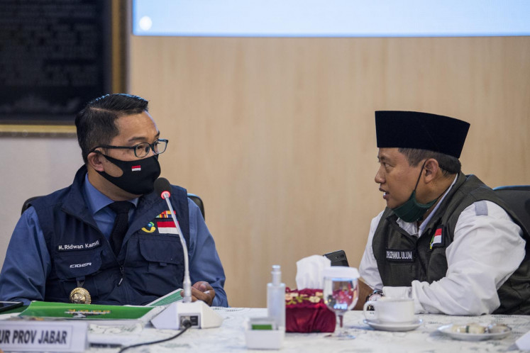 Gubernur Jawa Barat Ridwan Kamil (kiri) berbincang dengan Wakil Gubernur Uu Ruzhanul Ulum (kanan) di sela-sela rapat Gugus Tugas Percepatan Penanggulangan COVID-19 di Makodam III Siliwangi, Bandung, Jawa Barat, Senin (22/6/2020). Rapat tersebut membahas evaluasi dan perkembangan penanganan dalam memutus rantai penularan COVID-19 di Jawa Barat. 