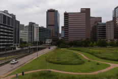 Texas, at center of new US coronavirus surge, pauses reopening