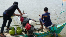 A man sets up cooking gas-powered engines in Padang Pariaman, West Sumatra, on Nov 8, 2018. The engines were provided by the Energy and Mineral Resources Ministry as part of the ministry's fuel-converter kit for fishermen program.