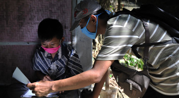 Pandemic no match for Indonesia's door-to-door teachers